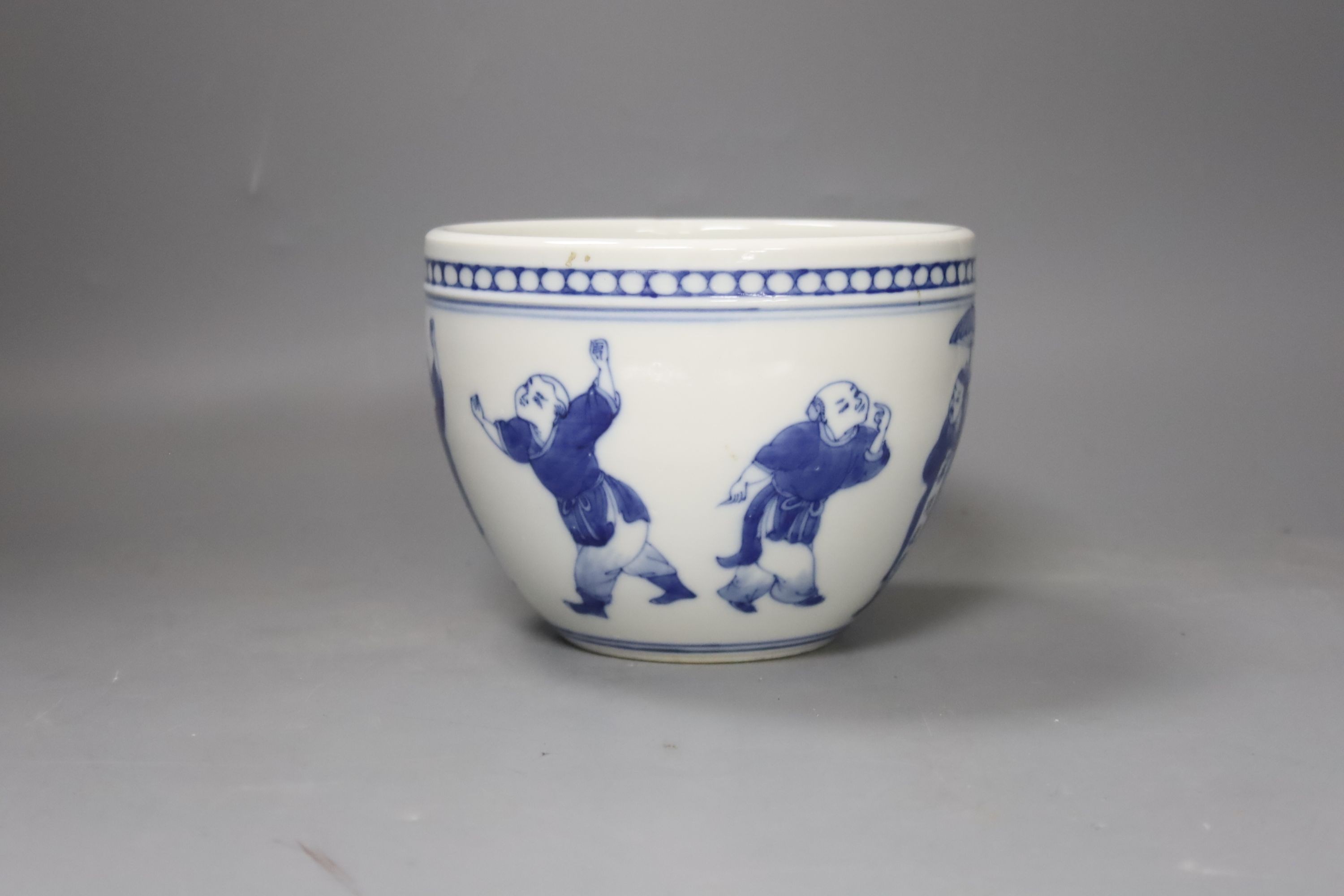 A Chinese blue and white small jardiniere 12cm